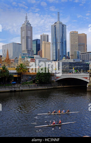 Die ruderer auf dem Fluss. Melbourne in Victoria, Australien, sitzt auf dem Yarra River. Stockfoto