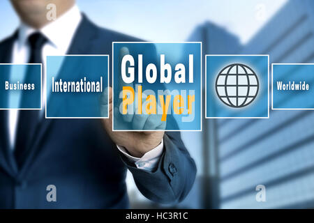 Global Player Touchscreen wird von einem Geschäftsmann betrieben. Stockfoto