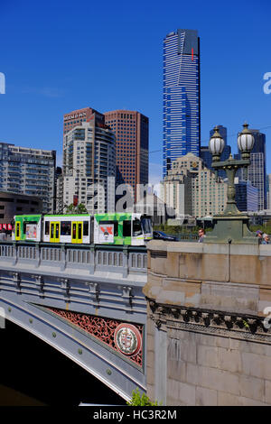 Straßenbahn Überqueren einer Brücke in Melbourne, Victoria, Australien, die auf dem Yarra River sitzt Stockfoto