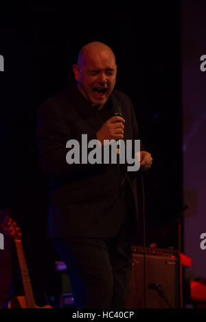 Wrexham, UK. 6. Dezember 2016. Hue And Cry Höchstleistungen William Aston Hall, Wrexham Credit: Ceridwen Hughes/Alamy Live News Stockfoto