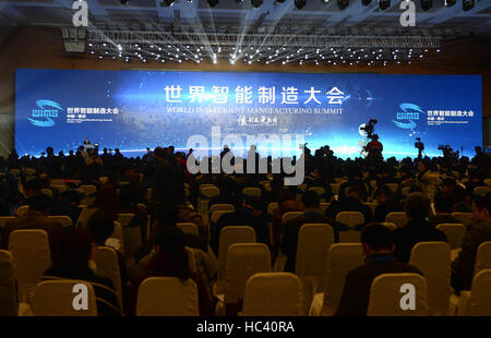 Nanjing, China Jiangsu Provinz. 7. Dezember 2016. Teilnehmer sind auf dem World Intelligent Manufacturing Summit in Nanjing, der Hauptstadt der ostchinesischen Provinz Jiangsu, 7. Dezember 2016 gesehen. © Ji Chunpeng/Xinhua/Alamy Live-Nachrichten Stockfoto