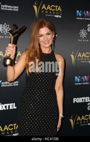 Sydney, Australien. 7. Dezember 2016. Im Bild: Schauspielerin Isla Fisher posiert mit ihren Award im Medienraum. Prominente, award-nominierten und Branchenzahlen besuchen den 6. AACTA (Australian Academy of Film and Television Arts) Awards bei The Star, Pyrmont, Bildschirm Exzellenz zu feiern. Kredit: Kredit: Richard Milnes/Alamy Live-Nachrichten Stockfoto