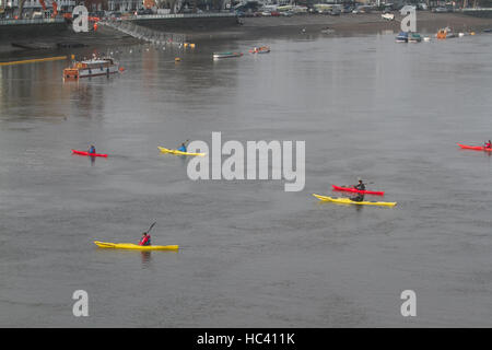 Putney, London, UK. 7. Dezember 2016. Kanufahrer paddeln in der Wintersonne auf Themse in Putney Kredit genießen: Amer Ghazzal/Alamy Live-Nachrichten Stockfoto