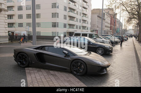 Exhibition Road, London, UK. 7. Dezember 2016. Matt schwarzer Lamborghini Aventador im zentralen London Straße geparkt. Bildnachweis: Malcolm Park Leitartikel/Alamy Live-Nachrichten. Stockfoto