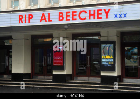 London, UK. 7. Dezember 2016. Hammersmith Apollo Theater verleiht Hommage Al Beechey, die vor kurzem gestorben. Al Beechey war ein Führer in der Takelage und Industrie zu heben. Er war ein wichtiger Teil der heben es recht Initiative (RiRi). RIP-Schild am Hammersmith Apollo. Bildnachweis: JOHNNY ARMSTEAD/Alamy Live-Nachrichten Stockfoto