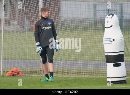 Hertha-Torwart Thomas Kraft bei einer Trainingseinheit der deutschen Bundesliga Fußball abgebildet club Hertha BSC in Berlin, Deutschland, 7. Dezember 2016. Foto: Paul Zinken/dpa Stockfoto