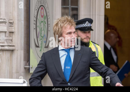 London, UK. 7. Dezember 2016. Tag drei der Artikel 50 Anhörung: Charlie Mullins, Gründer und Inhaber von Pimlico Klempner; ein Anhänger der Anfechtungsklage auf Artikel 50 am Supreme Court Credit: Ian Davidson/Alamy Live News Stockfoto