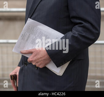 London, UK. 7. Dezember 2016. Tag drei der Artikel 50 Anhörung: Gericht Papiere, durchgeführt von einem Beamten an den Supreme Court-Kredit: Ian Davidson/Alamy Live News Stockfoto