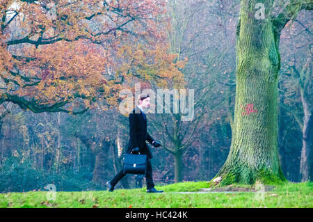 Wandsworth Common, London, UK. 7. Dezember 2016. Pendler überqueren die gemeinsame Richtung Bahnhof Wandsworth Common. Am frühen Morgen auf dem gemeinsamen. Bildnachweis: JOHNNY ARMSTEAD/Alamy Live-Nachrichten Stockfoto