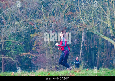 Wandsworth Common, London, UK. 7. Dez. 2016.Joggers auf das Gemeinwohl. Am frühen Morgen auf dem gemeinsamen. Bildnachweis: JOHNNY ARMSTEAD/Alamy Live-Nachrichten Stockfoto