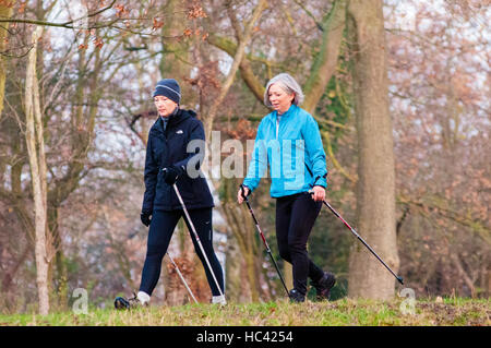 Wandsworth Common, London, UK. 7. Dezember 2016. Damen Nordic walking. Am frühen Morgen auf dem gemeinsamen. Stockfoto