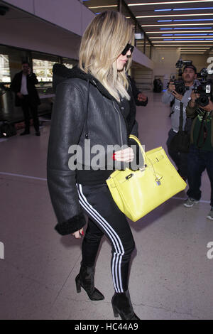 Los Angeles, Ca, USA. 7. Dezember 2016. Khloe Kardashian gesehen am Flughafen LAX in Los Angeles, Kalifornien am 7. Dezember 2016. Bildnachweis: John Misa/Media Punch/Alamy Live-Nachrichten Stockfoto
