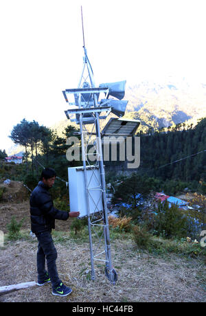 Solukhumbu, Nepal. 8. Dezember 2016. Foto aufgenommen am 18. November 2016 zeigt, dass eine Ressource Person überprüft die Sirenen installiert für wahrscheinliche Platzen der Imja Gletschersee am Phakding in der Everest Region Solukhumbu, nördlichen Teil von Nepal. Imja See, eines der größten und gefährlichsten Gletscherseen des Himalaya-Landes befindet sich auf einer Höhe von 5010 Meter über dem Meeresspiegel. Gemeinschaft basierte Flut und glazialen See Ausbruch Gefahr Verkleinerung Projekt bei Imja wurde vor kurzem unter Nepals Abteilung für Hydrologie und Meteorologie und Nepal Armee abgeschlossen und wurde gefördert durch die Vereinten Nationen Developmen Stockfoto