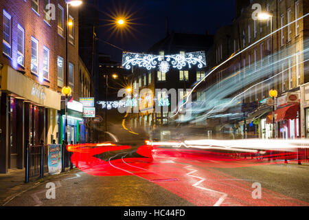 London, UK. 7. Dezember 2016. Weihnachtsbeleuchtung gesehen in der Straße angezeigt, wie Verkehr in Wapping Lane in Tower Hamlets, Ostlondon vergeht. Bildnachweis: Vickie Flores/Alamy Live-Nachrichten Stockfoto