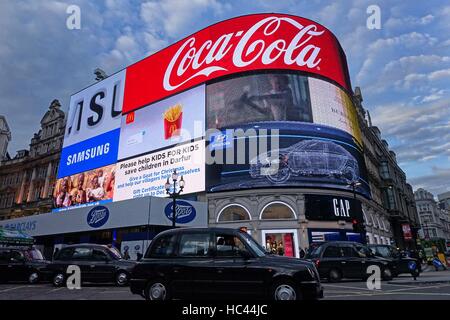7. Dezember 2016, London UK. Die berühmten elektronischen Werbetafeln am Piccadilly Circus sind, werden im neuen Jahr ein neues Gesicht gegeben werden. Die Biilboards wird im Januar abgeschaltet und ersetzt mit einem ultra-HD Bogensieb Einbeziehung von Werbung und social Media Feeds. Die Arbeiten werden voraussichtlich im Herbst 2017 abgeschlossen sein.  (C) Jeffrey Blackler/Alamy Live-Nachrichten Stockfoto