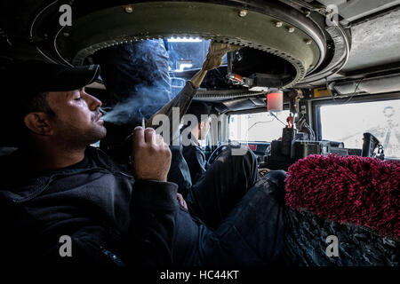 Mosul, Provinz Ninewa, Irak. 26. November 2016. Mitglieder des irakischen Special Operations Force, goldene Division Kategorien 2, Mosul Bataillons Rollen durch die Straßen des östlichen Mosul. © Gabriel Romero/zReportage.com/ZUMA Draht/Alamy Live-Nachrichten Stockfoto