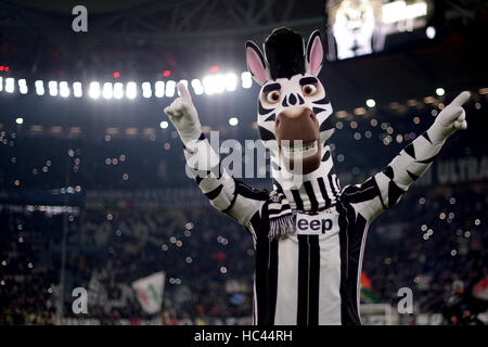 Turin, Italien. 7. Dezember 2016. Jay, der Mascotte von Juventus FC, Gesten vor der Gruppe H der UEFA Champions League-Fußball-match zwischen Juventus FC und GNK Dinamo Zagreb. Bildnachweis: Nicolò Campo/Alamy Live-Nachrichten Stockfoto