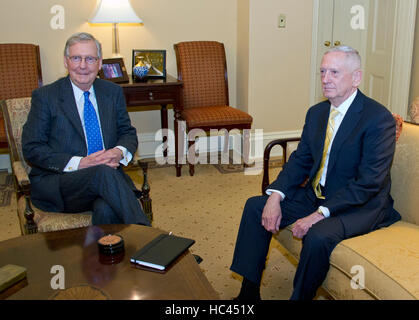 Vereinigte Staaten Senat Majority Leader Mitch McConnell (Republikanische von Kentucky), links, trifft im Ruhestand uns Marine Corps General James N. "Mad Dog" Mattis, US-Präsident elect Donald J. Trump Auswahl um U.S. Secretary Of Defense, Recht, in seinem Büro in der US-Kapitol in Washington, DC auf Mittwoch, 7. Dezember 2016 sein. Bildnachweis: Ron Sachs/CNP /MediaPunch Stockfoto