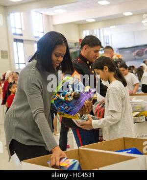 Washington DC, USA. 7. Dezember 2016. First Lady Michelle Obama besucht Joint Base Anacostia-Bolling wo sie bei der Verteilung von Spielzeug und Geschenke gespendet hilft durch das executive Office des Präsidenten Personals auf der Marine Corps Reserver Toys for Tots Programm. Patsy Lynch/MediaPunch Credit: MediaPunch Inc/Alamy Live-Nachrichten Stockfoto