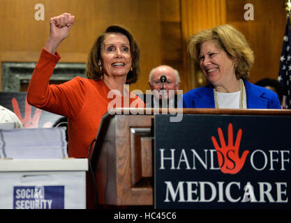 Washington, DC, USA. 7. Dezember 2016. US-Repräsentantenhaus Minorität-Führer spricht Nancy Pelosi (L) über Medicare während einer Pressekonferenz auf die Verteidigung der Medicare auf dem Capitol Hill in Washington, D.C., Hauptstadt der Vereinigten Staaten, 7. Dezember 2016. Bildnachweis: Bao Dandan/Xinhua/Alamy Live-Nachrichten Stockfoto