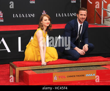 Los Angeles, Kalifornien, USA. 7. Dezember 2016. 7. Dezember 2016 - Los Angeles Kalifornien USA - Schauspielerin EMMA STONE, Schauspieler RYAN GOSLING bei der Hand & Footprint-Zeremonie für die Film-LALA-Land statt auf TCL Chinese Theater, Hollywood, Los Angeles CA Credit: Paul Fenton/ZUMA Draht/Alamy Live News Stockfoto