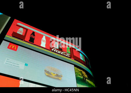 London, UK. 7. Dezember 2016. Piccadilly Welt berühmten Lichter sind für einen Umbau im Januar 2017 abgeschaltet werden. © Claire Doherty/Alamy Live News Stockfoto