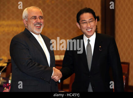 Tokio, Japan. 7. Dezember 2016. Iranischen Außenminister Javad Zarif (L) schüttelt Hände mit seinem japanischen Amtskollegen Fumio Kishida vor ihre Gespräche im Iikura Guesthouse in Tokio auf Mittwoch, 7. Dezember 2016. Zarif ist jetzt hier zu einem dreitägigen Besuch nach Tokio, um eine Business-Forum zu besuchen. Kredite: Yoshio Tsunoda/AFLO/Alamy Live-Nachrichten Stockfoto