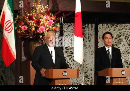 Tokio, Japan. 7. Dezember 2016. Iranischen Außenminister Javad Zarif (L) und seinem japanischen Amtskollegen Fumio Kishida verkünden ihre gemeinsame Stellungnahme nach ihrem Treffen im Iikura Guesthouse in Tokio am Mittwoch, 7. Dezember 2016. Zarif ist jetzt hier zu einem dreitägigen Besuch nach Tokio, um eine Business-Forum zu besuchen. Kredite: Yoshio Tsunoda/AFLO/Alamy Live-Nachrichten Stockfoto