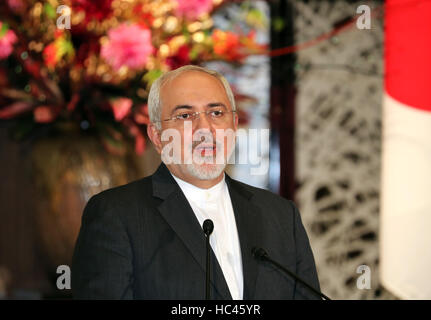 Tokio, Japan. 7. Dezember 2016. Iranischen Außenminister Javad Zarif kündigt Erklärung mit seinem japanischen Amtskollegen Fumio Kishida nach ihrem Treffen im Iikura Guesthouse in Tokio am Mittwoch, 7. Dezember 2016. Zarif ist jetzt hier zu einem dreitägigen Besuch nach Tokio, um eine Business-Forum zu besuchen. Kredite: Yoshio Tsunoda/AFLO/Alamy Live-Nachrichten Stockfoto