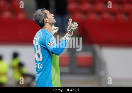 Leverkusen, Deutschland. 7. Dezember 2016. Champions League Gruppe E, Spieltag 6, Bayer Leverkusen gegen AS Monaco FC: Torhüter Ramazan Oezcan (Leverkusen).              Bildnachweis: Jürgen Schwarz/Alamy Live-Nachrichten Stockfoto