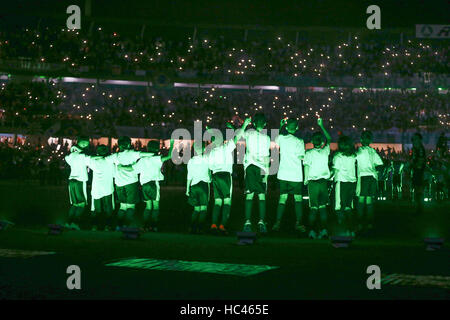 Curitiba, Brasilien. 7. Dezember 2016. Fans machen Hommage an die Opfer der Tragödie unter Einbeziehung der Chapecoense-Delegation im Stadion Couto Pereira in Curitiba am Mittwoch (07). Heute wäre das zweite Spiel der südamerikanischen Pokalfinale zwischen Chapecoense und Atletico Nacional. : Bildnachweis Geraldo Bubniak: Foto: Geraldo Bubniak/ZUMA Draht/Alamy Live-Nachrichten Stockfoto