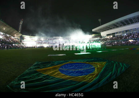 Curitiba, Brasilien. 7. Dezember 2016. Fans machen Hommage an die Opfer der Tragödie unter Einbeziehung der Chapecoense-Delegation im Stadion Couto Pereira in Curitiba am Mittwoch (07). Heute wäre das zweite Spiel der südamerikanischen Pokalfinale zwischen Chapecoense und Atletico Nacional. : Bildnachweis Geraldo Bubniak: Foto: Geraldo Bubniak/ZUMA Draht/Alamy Live-Nachrichten Stockfoto