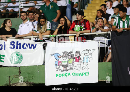 Curitiba, Brasilien. 7. Dezember 2016. Fans machen Hommage an die Opfer der Tragödie unter Einbeziehung der Chapecoense-Delegation im Stadion Couto Pereira in Curitiba am Mittwoch (07). Heute wäre das zweite Spiel der südamerikanischen Pokalfinale zwischen Chapecoense und Atletico Nacional. : Bildnachweis Geraldo Bubniak: Foto: Geraldo Bubniak/ZUMA Draht/Alamy Live-Nachrichten Stockfoto