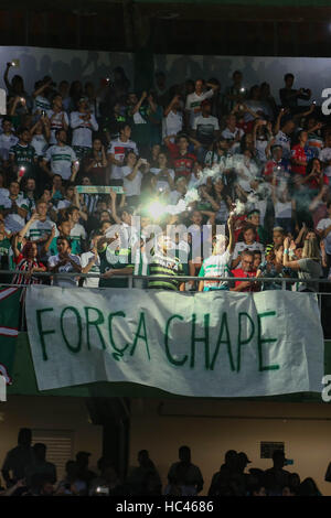 Curitiba, Brasilien. 7. Dezember 2016. Fans machen Hommage an die Opfer der Tragödie unter Einbeziehung der Chapecoense-Delegation im Stadion Couto Pereira in Curitiba am Mittwoch (07). Heute wäre das zweite Spiel der südamerikanischen Pokalfinale zwischen Chapecoense und Atletico Nacional. : Bildnachweis Geraldo Bubniak: Foto: Geraldo Bubniak/ZUMA Draht/Alamy Live-Nachrichten Stockfoto