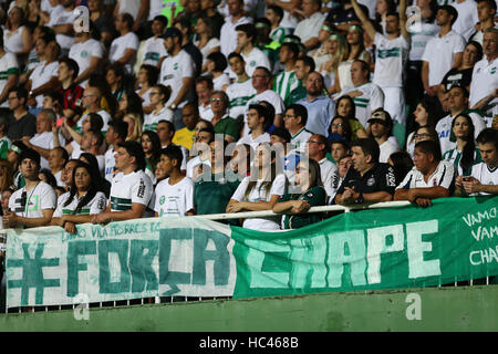 Curitiba, Brasilien. 7. Dezember 2016. Fans machen Hommage an die Opfer der Tragödie unter Einbeziehung der Chapecoense-Delegation im Stadion Couto Pereira in Curitiba am Mittwoch (07). Heute wäre das zweite Spiel der südamerikanischen Pokalfinale zwischen Chapecoense und Atletico Nacional. : Bildnachweis Geraldo Bubniak: Foto: Geraldo Bubniak/ZUMA Draht/Alamy Live-Nachrichten Stockfoto