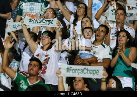 Curitiba, Brasilien. 7. Dezember 2016. Fans machen Hommage an die Opfer der Tragödie unter Einbeziehung der Chapecoense-Delegation im Stadion Couto Pereira in Curitiba am Mittwoch (07). Heute wäre das zweite Spiel der südamerikanischen Pokalfinale zwischen Chapecoense und Atletico Nacional. : Bildnachweis Geraldo Bubniak: Foto: Geraldo Bubniak/ZUMA Draht/Alamy Live-Nachrichten Stockfoto