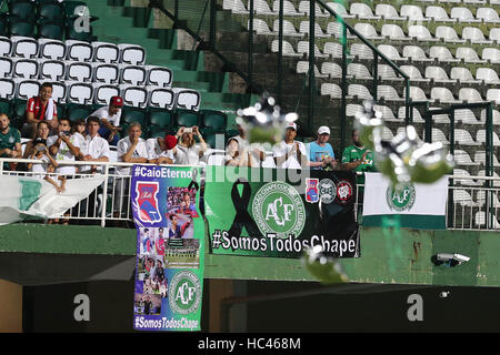 Curitiba, Brasilien. 7. Dezember 2016. Fans machen Hommage an die Opfer der Tragödie unter Einbeziehung der Chapecoense-Delegation im Stadion Couto Pereira in Curitiba am Mittwoch (07). Heute wäre das zweite Spiel der südamerikanischen Pokalfinale zwischen Chapecoense und Atletico Nacional. : Bildnachweis Geraldo Bubniak: Foto: Geraldo Bubniak/ZUMA Draht/Alamy Live-Nachrichten Stockfoto