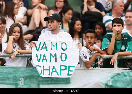 Curitiba, Brasilien. 7. Dezember 2016. Fans machen Hommage an die Opfer der Tragödie unter Einbeziehung der Chapecoense-Delegation im Stadion Couto Pereira in Curitiba am Mittwoch (07). Heute wäre das zweite Spiel der südamerikanischen Pokalfinale zwischen Chapecoense und Atletico Nacional. : Bildnachweis Geraldo Bubniak: Foto: Geraldo Bubniak/ZUMA Draht/Alamy Live-Nachrichten Stockfoto