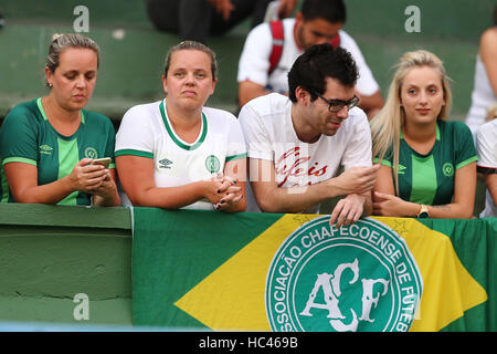 Curitiba, Brasilien. 7. Dezember 2016. Fans machen Hommage an die Opfer der Tragödie unter Einbeziehung der Chapecoense-Delegation im Stadion Couto Pereira in Curitiba am Mittwoch (07). Heute wäre das zweite Spiel der südamerikanischen Pokalfinale zwischen Chapecoense und Atletico Nacional. : Bildnachweis Geraldo Bubniak: Foto: Geraldo Bubniak/ZUMA Draht/Alamy Live-Nachrichten Stockfoto