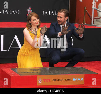 Los Angeles, Kalifornien, USA. 7. Dezember 2016. Schauspielern EMMA STONE und RYAN GOSLING während der Hand- und Fußabdruck Zeremonie an Hollywood Ikone Chinese Theater während der Förderung ihrer neuen Musicals "La La Land." Bildnachweis: Paul Fenton/ZUMA Draht/Alamy Live-Nachrichten Stockfoto