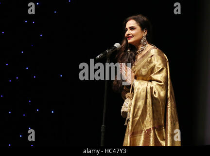 Dubai, Vereinigte Arabische Emirate. 7. Dezember 2016. Bollywood-Schauspielerin spricht Rekha während der Opening Night Gala-Zeremonie des 13. Dubai International Film Festival in Dubai, Vereinigte Arabische Emirate, 7. Dezember 2016. Bildnachweis: Li-Zhen/Xinhua/Alamy Live-Nachrichten Stockfoto