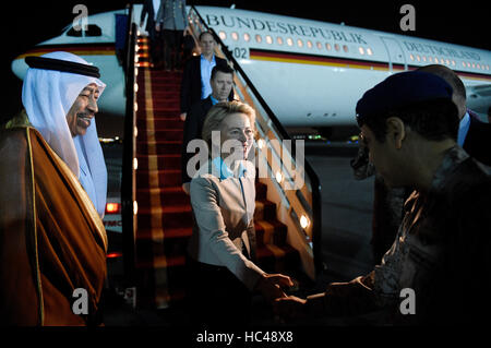 Riyadh, Saudi Arabien. 7. Dezember 2016. Deutsche Verteidigungsministerin Ursula von der Leyen (CDU) wird von einer Gruppe einschließlich Saudi-Assistenten Verteidigung Minister Mohammad Bin Abdullah Al-Nachgang (l) auf der King Salman Air Base in Riyadh, Saudi Arabien, 7. Dezember 2016 empfangen. Der deutsche Verteidigungsminister ist auf einer 5-Tage-Besuch in der Region. Foto: Rainer Jensen/Dpa/Alamy Live-Nachrichten Stockfoto