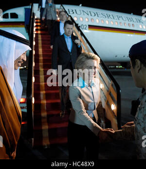 Riyadh, Saudi Arabien. 7. Dezember 2016. Deutsche Verteidigungsministerin Ursula von der Leyen (CDU) wird von einer Gruppe einschließlich Saudi-Assistenten Verteidigung Minister Mohammad Bin Abdullah Al-Nachgang (l) auf der King Salman Air Base in Riyadh, Saudi Arabien, 7. Dezember 2016 empfangen. Der deutsche Verteidigungsminister ist auf einer 5-Tage-Besuch in der Region. Foto: Rainer Jensen/Dpa/Alamy Live-Nachrichten Stockfoto