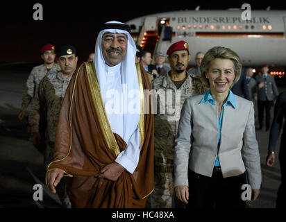 Riyadh, Saudi Arabien. 7. Dezember 2016. Deutsche Verteidigungsministerin Ursula von der Leyen (CDU) ist von Saudi-Assistenten Verteidigung Minister Mohammad Bin Abdullah Al-Nachgang (l) auf der König Salman Air Base in Riyadh, Saudi Arabien, 7. Dezember 2016 erhalten. Der deutsche Verteidigungsminister ist auf einer 5-Tage-Besuch in der Region. Foto: Rainer Jensen/Dpa/Alamy Live-Nachrichten Stockfoto