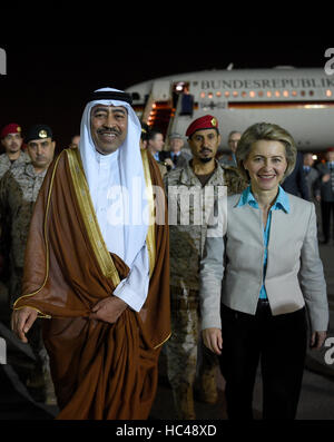 Riyadh, Saudi Arabien. 7. Dezember 2016. Deutsche Verteidigungsministerin Ursula von der Leyen (CDU) wird von einer Gruppe einschließlich Saudi-Assistenten Verteidigung Minister Mohammad Bin Abdullah Al-Nachgang (l) auf der King Salman Air Base in Riyadh, Saudi Arabien, 7. Dezember 2016 empfangen. Der deutsche Verteidigungsminister ist auf einer 5-Tage-Besuch in der Region. Foto: Rainer Jensen/Dpa/Alamy Live-Nachrichten Stockfoto