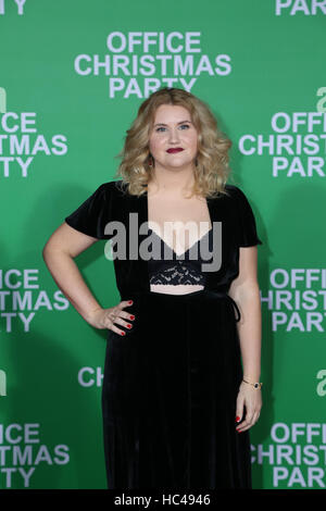 Westwood, Ca. 7. Dezember 2016. Jillian Bell kommt bei der Premiere von Paramount Pictures 'Büro Weihnachtsfeier"im 7. Dezember 2016 Regency Village Theatre in Westwood, Kalifornien. (Credit: Parisa Afsahi/Media-Punch). / Alamy Live News Stockfoto