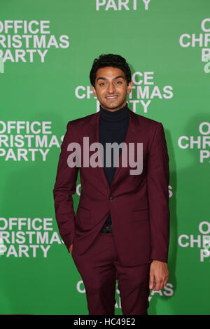 Westwood, Ca. 7. Dezember 2016. Karan Soni kommt bei der Premiere von Paramount Pictures 'Büro Weihnachtsfeier"im 7. Dezember 2016 Regency Village Theatre in Westwood, Kalifornien. (Credit: Parisa Afsahi/Media-Punch). / Alamy Live News Stockfoto