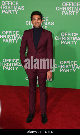 Westwood, Ca. 7. Dezember 2016. Karan Soni kommt bei der Premiere von Paramount Pictures 'Büro Weihnachtsfeier"im 7. Dezember 2016 Regency Village Theatre in Westwood, Kalifornien. (Credit: Parisa Afsahi/Media-Punch). / Alamy Live News Stockfoto