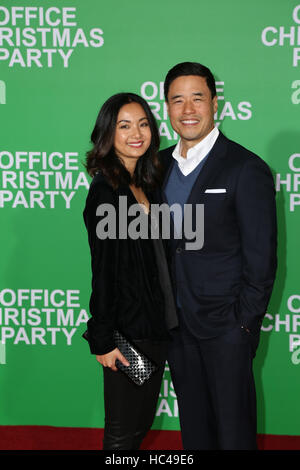 Westwood, Ca. 7. Dezember 2016. Randall Park kommt Jae Suh Park bei der Premiere von Paramount Pictures 'Büro Weihnachtsfeier"im 7. Dezember 2016 Regency Village Theatre in Westwood, Kalifornien. (Credit: Parisa Afsahi/Media-Punch). / Alamy Live News Stockfoto