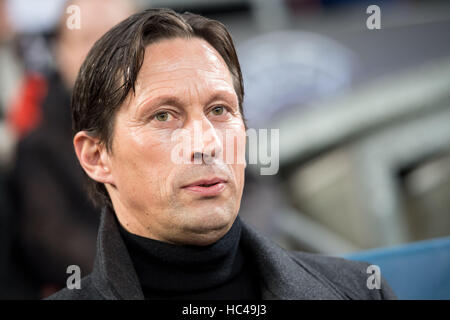 Leverkusen, Deutschland. 7. Dezember 2016. Leverkusen-Trainer Roger Schmidt vor dem Champions League Fußballspiel zwischen Bayer Leverkusen und AS Monaco in der BayArena in Leverkusen, Deutschland, 7. Dezember 2016 abgebildet. Foto: Marius Becker/Dpa/Alamy Live News Stockfoto